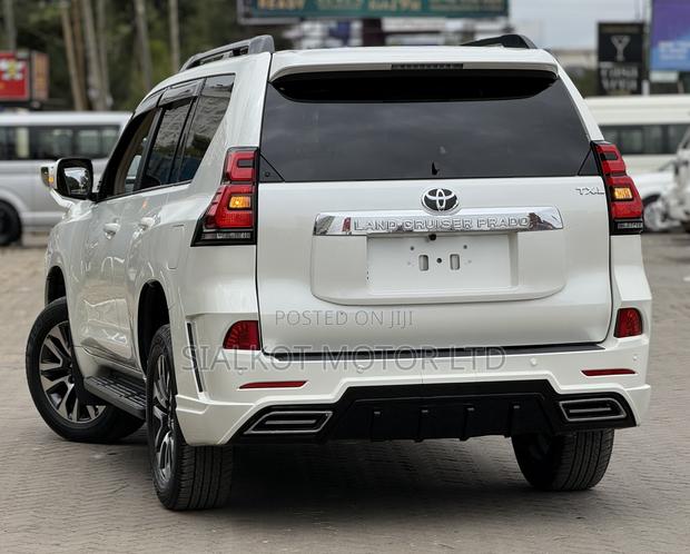 Toyota Land Cruiser Prado 2.7 2022 White
