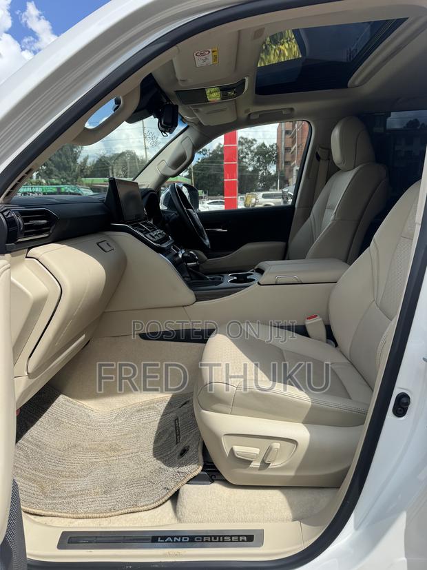 Toyota Land Cruiser LC300 2023 White