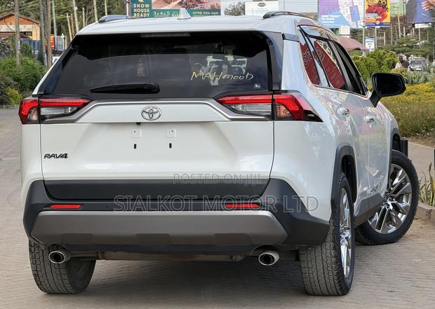 Toyota RAV4 LE AWD 2019 White