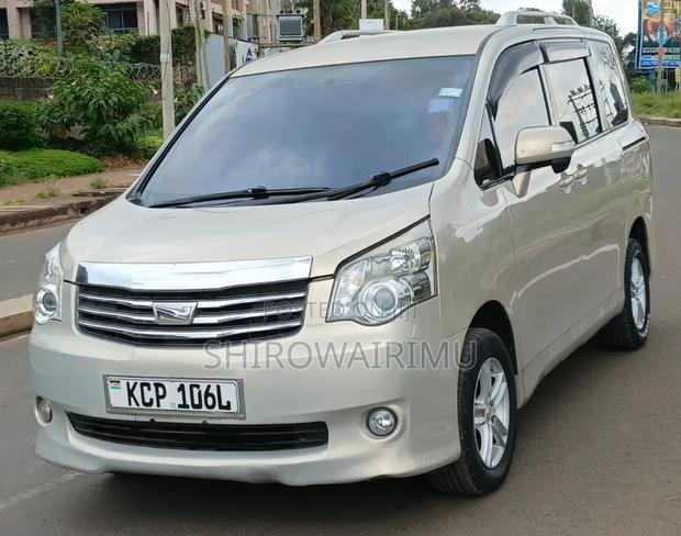 Toyota Noah 2011 Gold