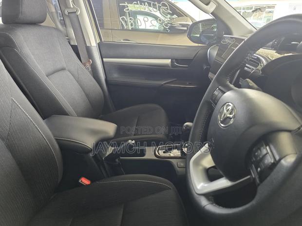 Toyota Hilux 2023 Gold