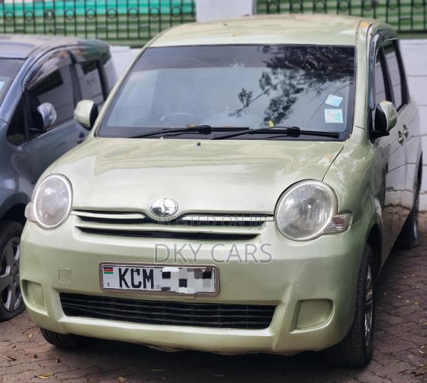 Toyota Sienta 2008 Green