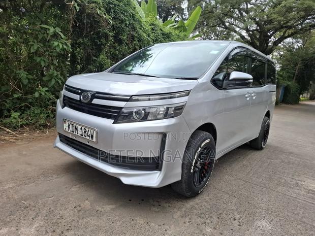 Toyota Noah 2016 Silver