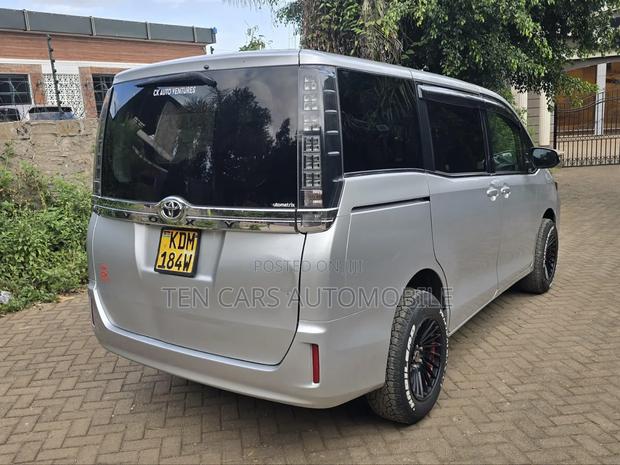 Toyota Voxy 2016 Silver
