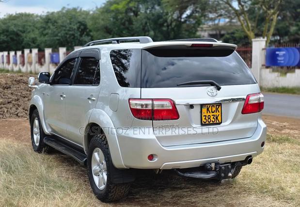 Toyota Fortuner 2011 Silver
