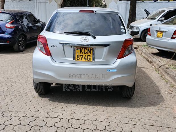 Toyota Vitz 2011 Silver