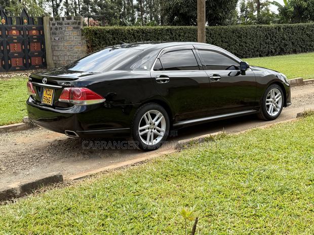 Toyota Crown 2012 Black