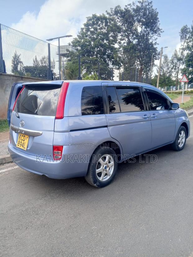 Toyota ISIS 2007 Blue