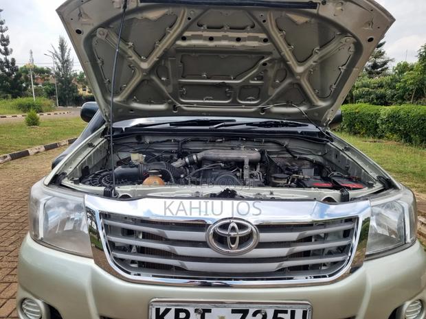 Toyota Hilux 2012 Gold