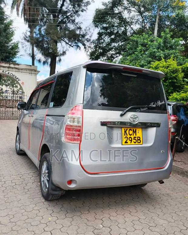 Toyota Noah 2010 Silver