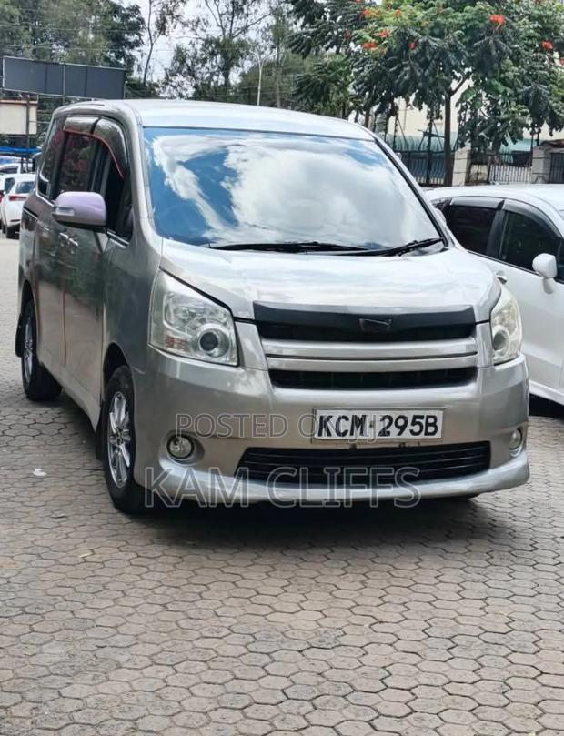 Toyota Noah 2010 Silver