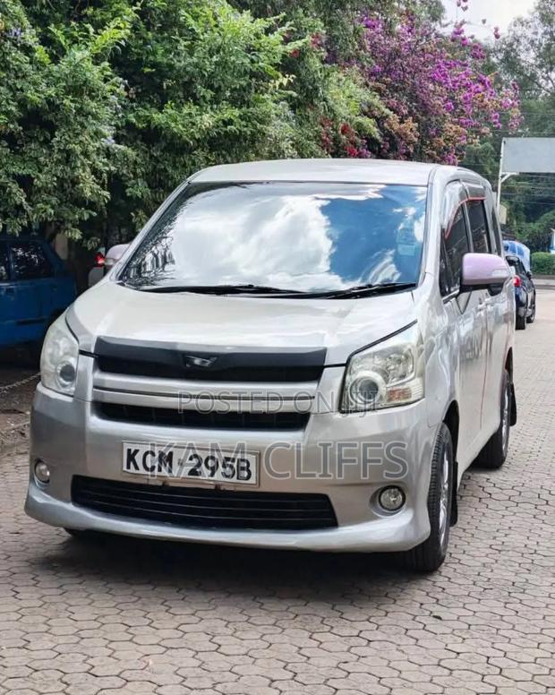 Toyota Noah 2010 Silver