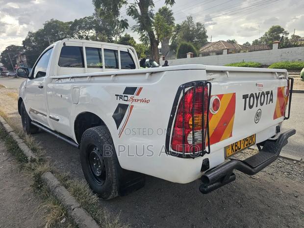 Toyota Hilux 2010 White