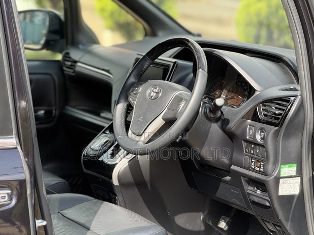 Toyota Esquire 2.0 FWD (7 seater) 2019 Purple
