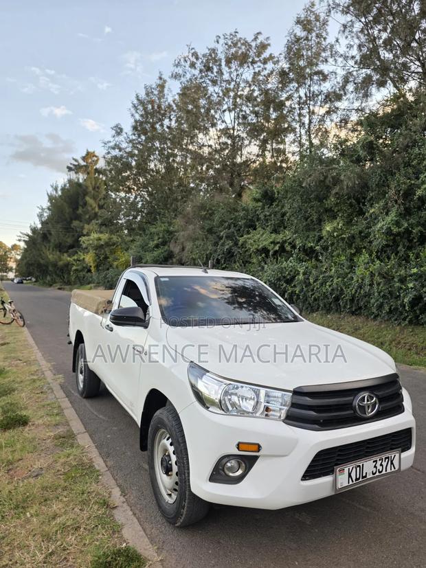 Toyota Hilux 2022 White