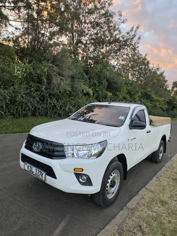 Toyota Hilux 2022 White