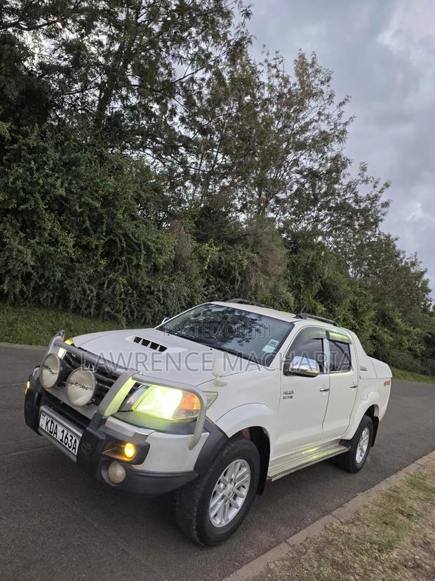 Toyota Hilux 3.0 D-4D 4x4 2014 White