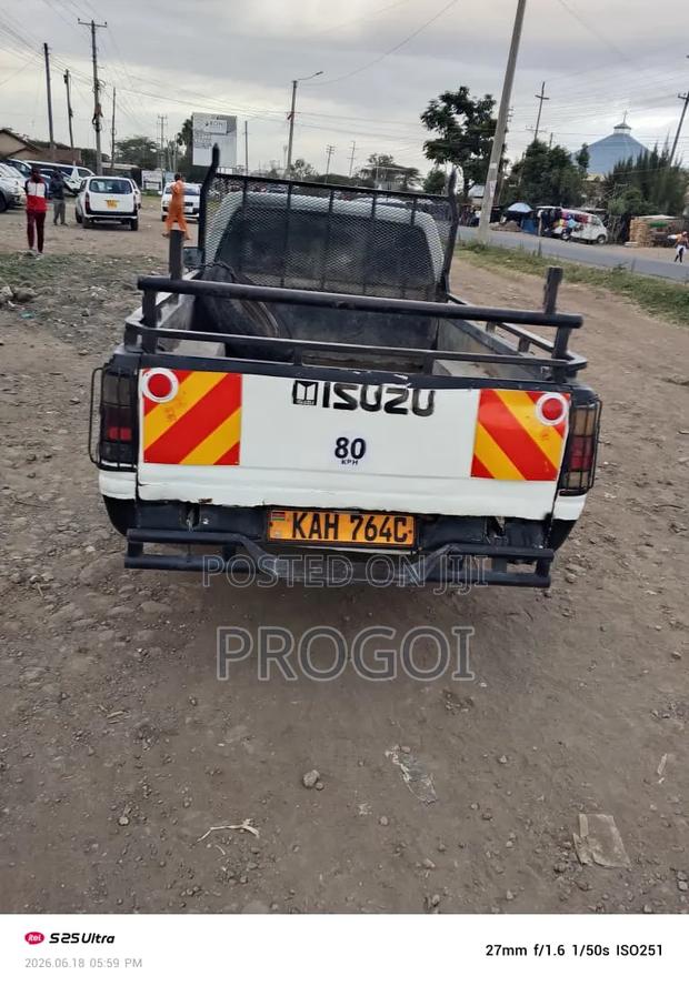 Isuzu Tougher 1999 White