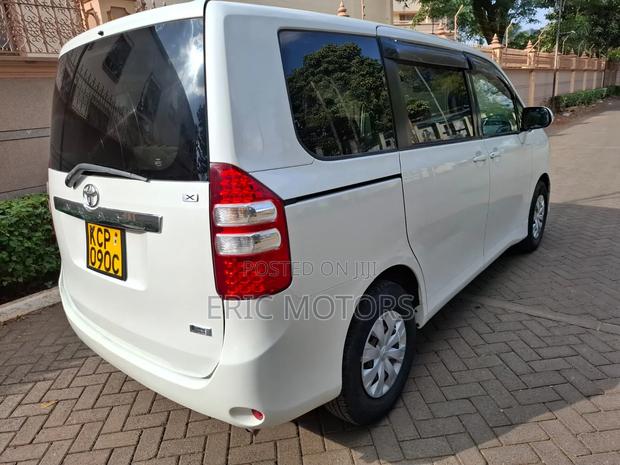 Toyota Noah 2010 White