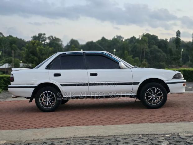 Toyota Corolla 1999 White