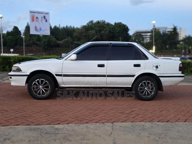 Toyota Corolla 1999 White