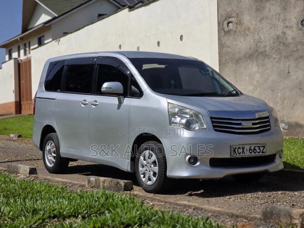 Toyota Noah 2012 Silver