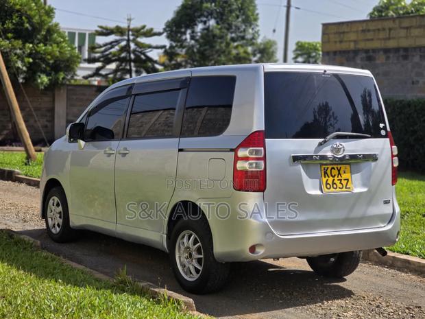 Toyota Noah 2012 Silver