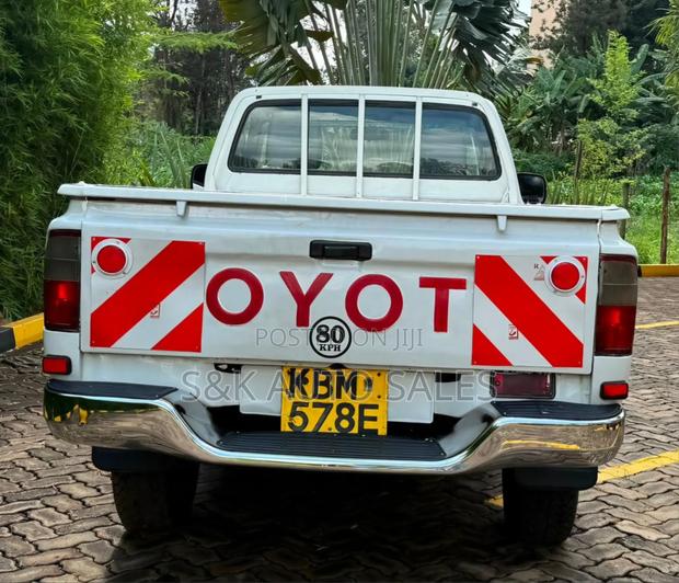 Toyota Hilux 2003 Beige