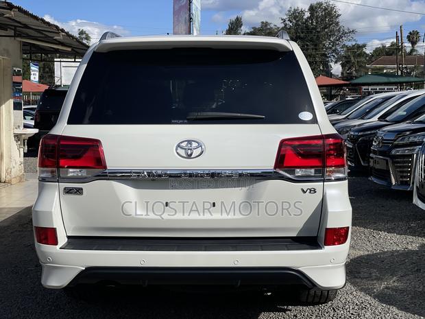 Toyota Land Cruiser 4.6 V8 ZX 2019 White