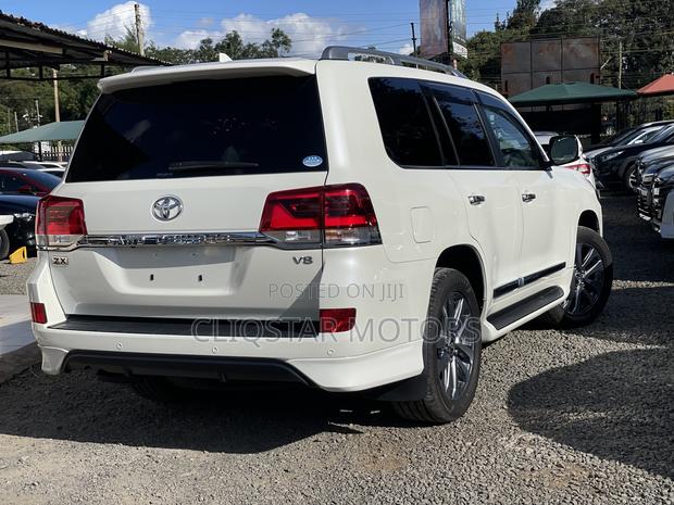 Toyota Land Cruiser 4.6 V8 ZX 2019 White