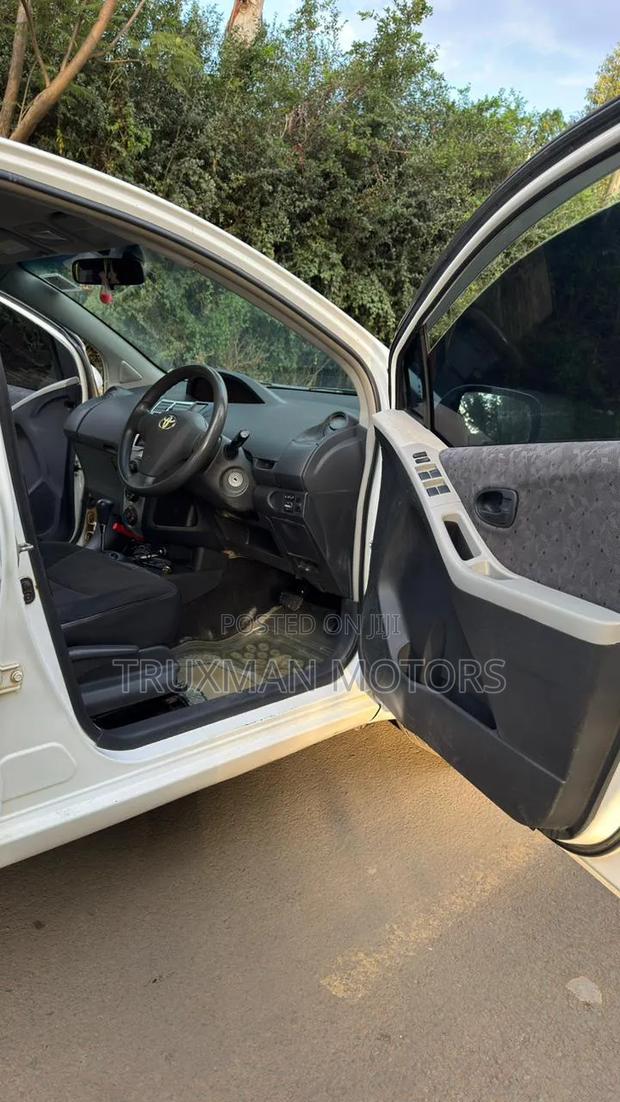 Toyota Vitz 2009 White