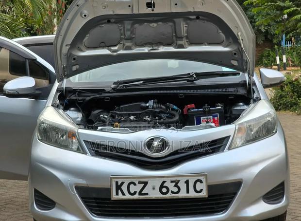 Toyota Vitz 2013 Silver