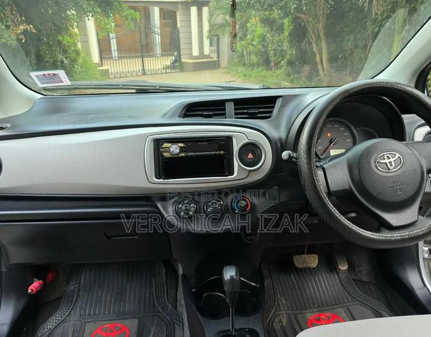 Toyota Vitz 2013 Silver