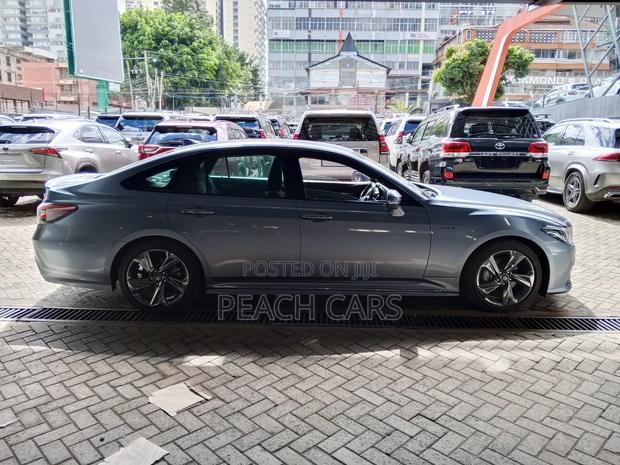 Toyota Crown 2018 Silver