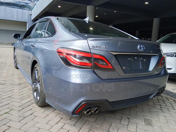 Toyota Crown 2018 Silver