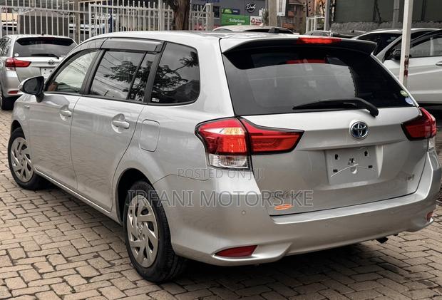 Toyota Corolla Fielder 1.5 Hybrid FWD 2020 Silver