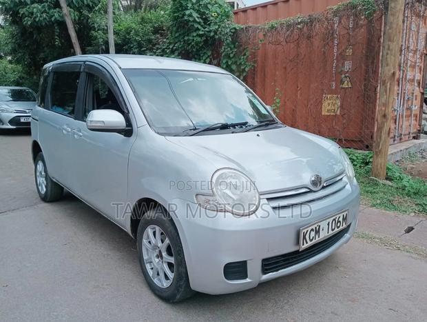 Toyota Sienta 2010 Silver