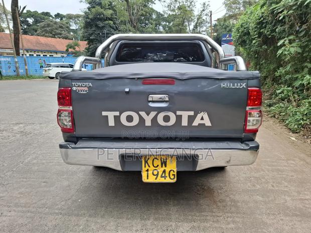 Toyota Hilux 2012 Gray