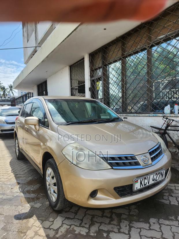 Nissan Tiida 2012 Gold