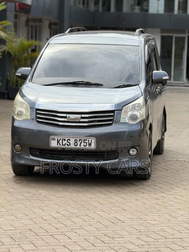Toyota Noah 2012 Gray