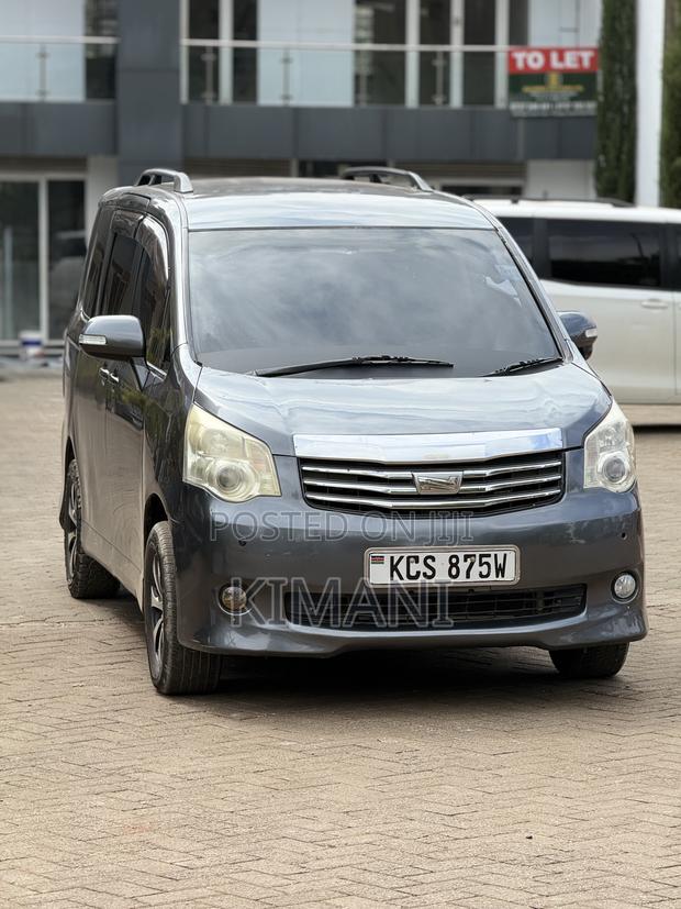 Toyota Noah 2012 Gray