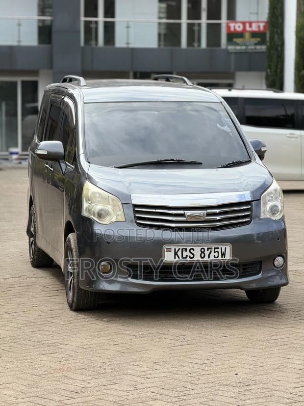 Toyota Noah 2012 Gray