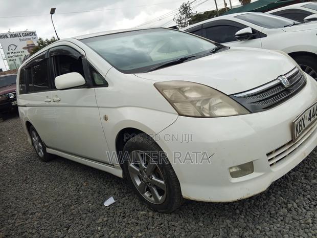 Toyota ISIS 2006 White
