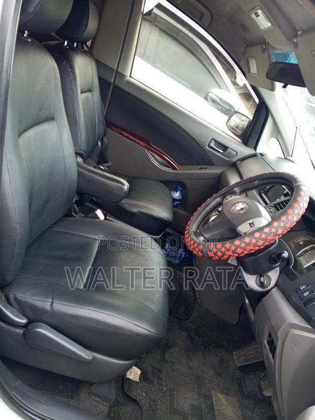 Toyota ISIS 2006 White