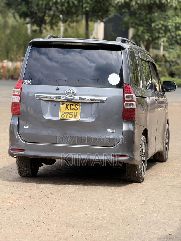 Toyota Noah 2012 Gray