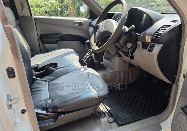 Mitsubishi L200 2009 Ivory