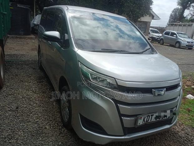 Toyota Noah 2018 Silver