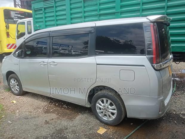 Toyota Noah 2018 Silver