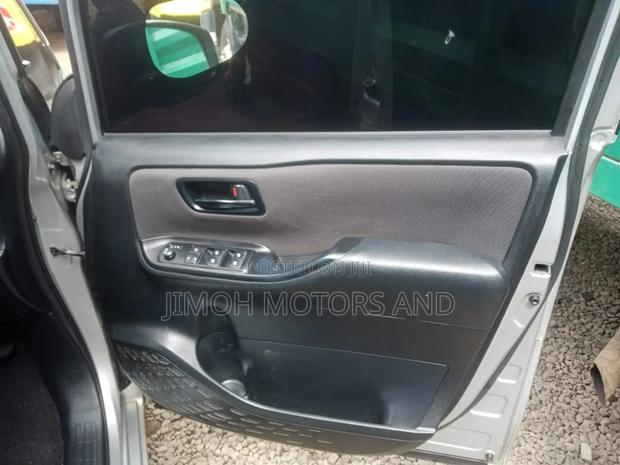 Toyota Noah 2018 Silver