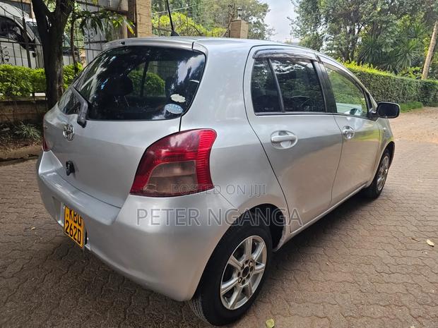 Toyota Vitz 2006 Silver